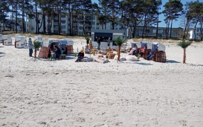 Die Saison in Binz hat begonnen – Strandkörbe stehen bereit und die ersten Strandbars sind bereits geöffnet. 🌊